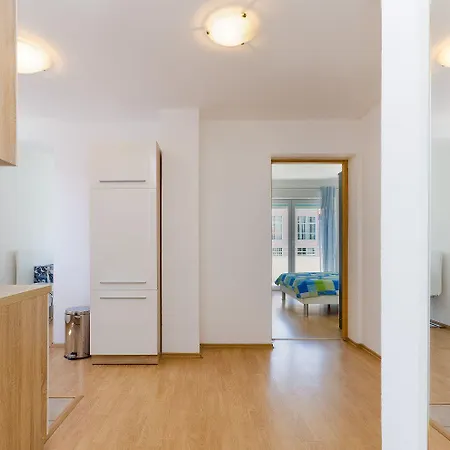 Apartment Helles Nur 400 Meter Zum Sandstrand Mit Meerblick, Wifi, Privatparkplatz Crikvenica
