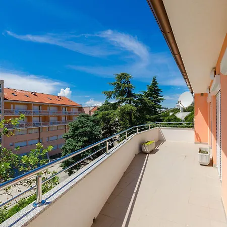 Helles Nur 400 Meter Zum Sandstrand Mit Meerblick, Wifi, Privatparkplatz * Crikvenica
